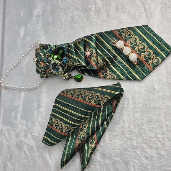 Handcrafted Luxury Fashion Necktie Necklace 📿 (Emerald City Girl) - Picture 5 of 13